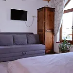 Vip House אכסניה *